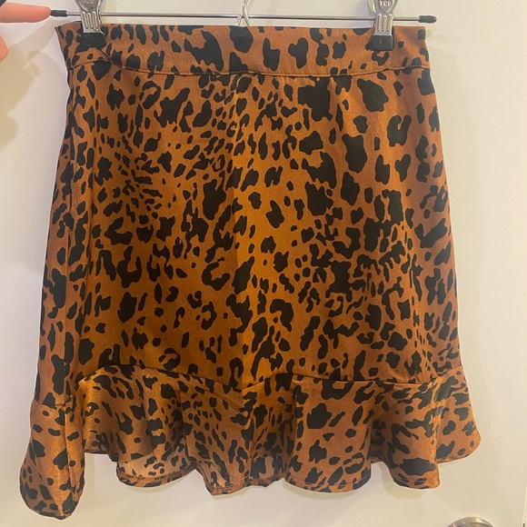 NWT silky cheetah mini skirt - Picture 2 of 3
